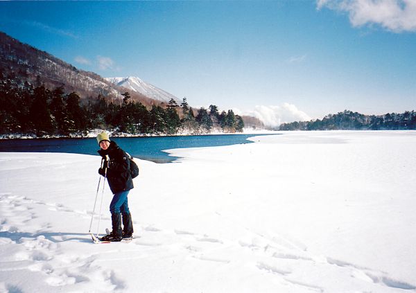 Mit Schneeschuhen unterwegs in der Gegend von Nikko