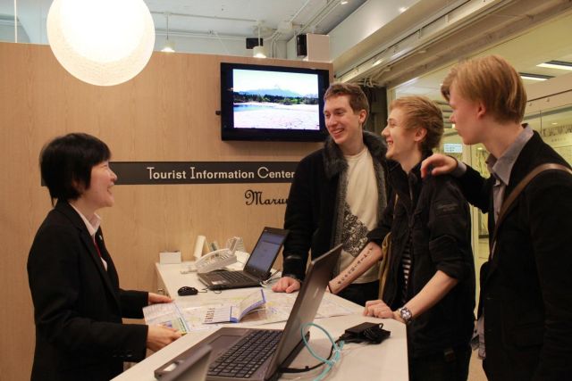 TIC staff and tourists